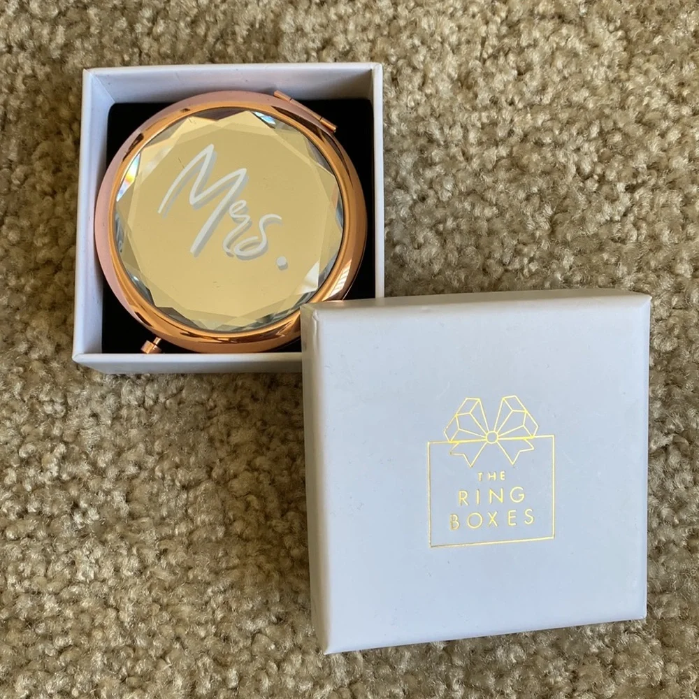 Compact Mirror - Picture 2 of 6